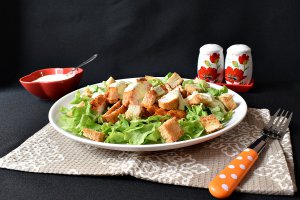 Salata Caesar cu pui - Reteta gustoasa si satioasa