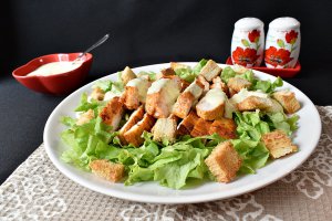 Salata Caesar cu pui - Reteta gustoasa si satioasa