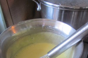 Desert crema de vanilie cu samburi de cacao si capsuni