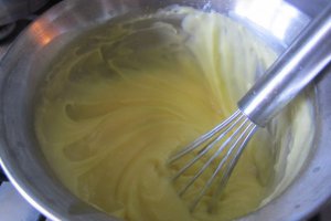 Desert crema de vanilie cu samburi de cacao si capsuni