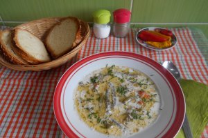 Ciorba de fasole verde, cu smantana si afumatura
