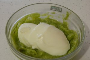Salata de legume cu piept de pui si maioneza din avocado