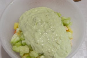 Salata de legume cu piept de pui si maioneza din avocado