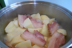 Mancarica de cartofi, cu piept afumat de porc