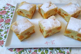 Desert prajitura cu caise si apa de flori de trandafir