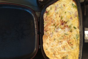 Omleta cu friptura de pui, carnati si ceapa verde