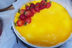 Desert cheesecake cu capsuni si caise