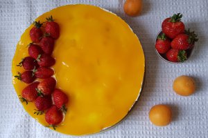 Desert cheesecake cu capsuni si caise
