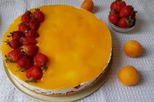 Desert cheesecake cu capsuni si caise