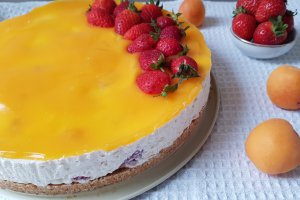 Desert cheesecake cu capsuni si caise