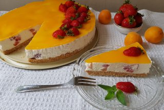 Desert cheesecake cu capsuni si caise