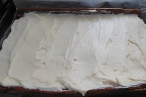 Desert rulada cu crema de vanilie, capsuni si jeleu de menta
