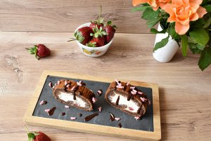 Desert rulada cu crema de vanilie, capsuni si jeleu de menta