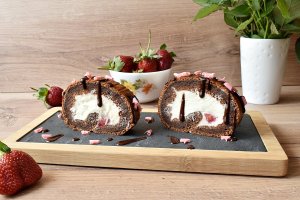 Desert rulada cu crema de vanilie, capsuni si jeleu de menta