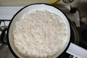 Noodles cu legume si ciuperci