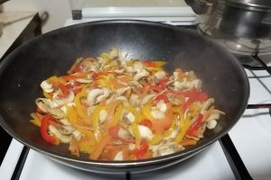 Noodles cu legume si ciuperci