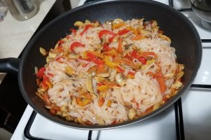 Noodles cu legume si ciuperci