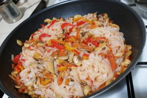 Noodles cu legume si ciuperci