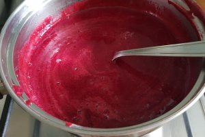 Desert tort cu mousse de ciocolata si fructe de padure
