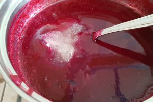 Desert tort cu mousse de ciocolata si fructe de padure