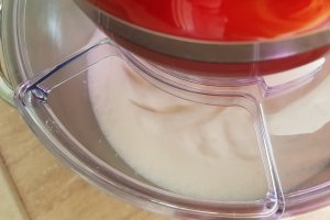 Desert tort cu mousse de ciocolata si fructe de padure