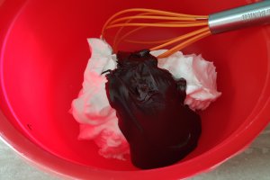 Desert tort cu mousse de ciocolata si fructe de padure