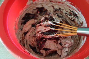 Desert tort cu mousse de ciocolata si fructe de padure