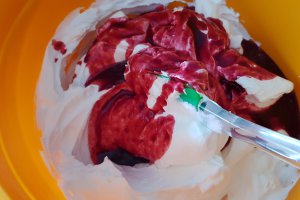 Desert tort cu mousse de ciocolata si fructe de padure