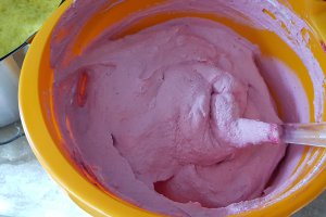 Desert tort cu mousse de ciocolata si fructe de padure