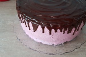 Desert tort cu mousse de ciocolata si fructe de padure