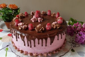 Desert tort cu mousse de ciocolata si fructe de padure