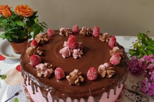 Desert tort cu mousse de ciocolata si fructe de padure