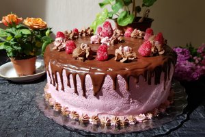 Desert tort cu mousse de ciocolata si fructe de padure