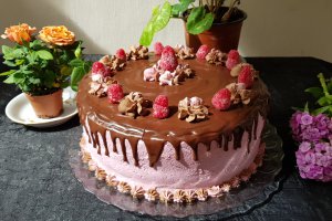 Desert tort cu mousse de ciocolata si fructe de padure