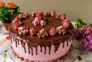 Desert tort cu mousse de ciocolata si fructe de padure