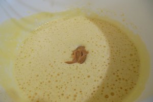 Desert prajitura cu crema straciatella, visine si krantz de migdale