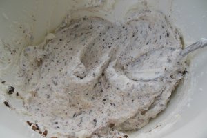 Desert prajitura cu crema straciatella, visine si krantz de migdale