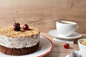 Desert prajitura cu crema straciatella, visine si krantz de migdale