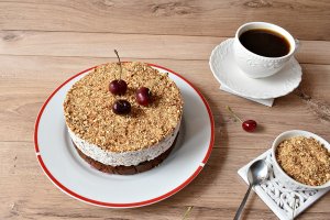 Desert prajitura cu crema straciatella, visine si krantz de migdale