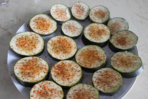 Zucchini la grill, cu ochiuri si sos din iaurt si usturoi