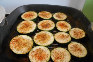 Zucchini la grill, cu ochiuri si sos din iaurt si usturoi