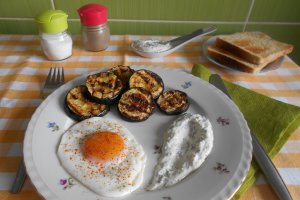 Zucchini la grill, cu ochiuri si sos din iaurt si usturoi