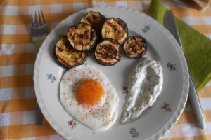Zucchini la grill, cu ochiuri si sos din iaurt si usturoi