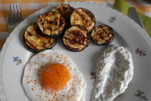 Zucchini la grill, cu ochiuri si sos din iaurt si usturoi