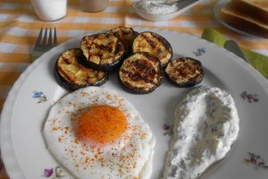Zucchini la grill, cu ochiuri si sos din iaurt si usturoi
