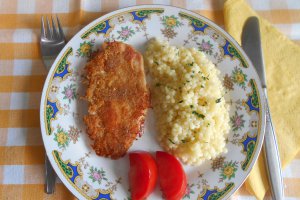 Snitele din file de piept de pui la cuptor, cu cus-cus