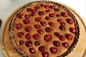 Desert tarta cu crema de ciocolata si visine