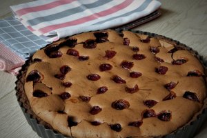 Desert tarta cu crema de ciocolata si visine