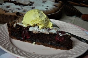 Desert tarta cu crema de ciocolata si visine