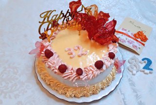 Desert tort cu migdale, creme de ness si caramel, zmeura si flori